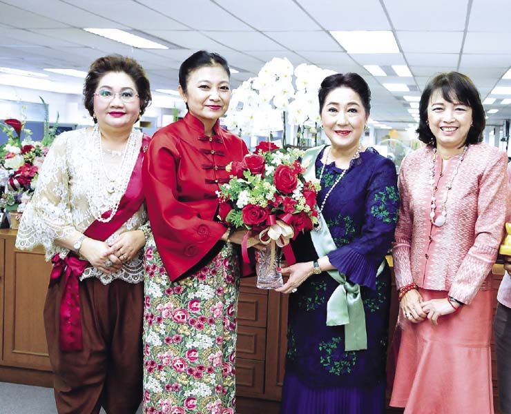 มูลนิธิร่วมจิตต์น้อมเกล้าฯ เพื่อเยาวชนฯ นำโดย กรรณภรณ์ วงศ์ปิยะกุล และพรทิพย์ ห่านตระกูล มาร่วมแสดงความยินดี