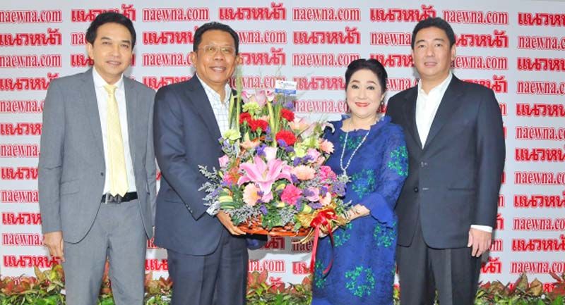 ผาณิต - ผรณเดช พูนศิริวงศ์ รับดอกไม้ ยินดีจาก ศุภชัย ใจสมุทร โฆษกพรรคภูมิใจไทย มี ประชาไท ธนณรงค์ ร่วมต้อนรับ