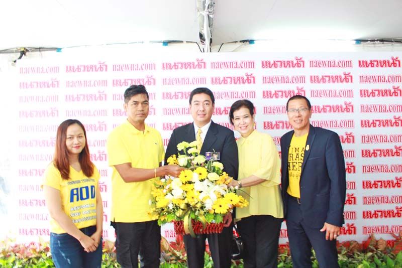 จินดารัตน์ ชุมสาย ณอยุธยา และ อ.อภิชัย การิกาญจน์  จิตรกรชื่อดัง ร่วมแสดงความยินดี