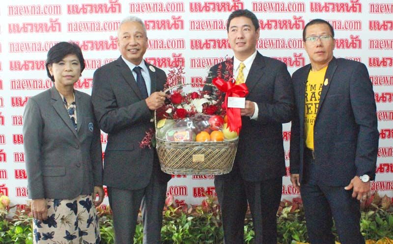 รับกระเช้าจาก การท่องเที่ยวแห่งประเทศไทย