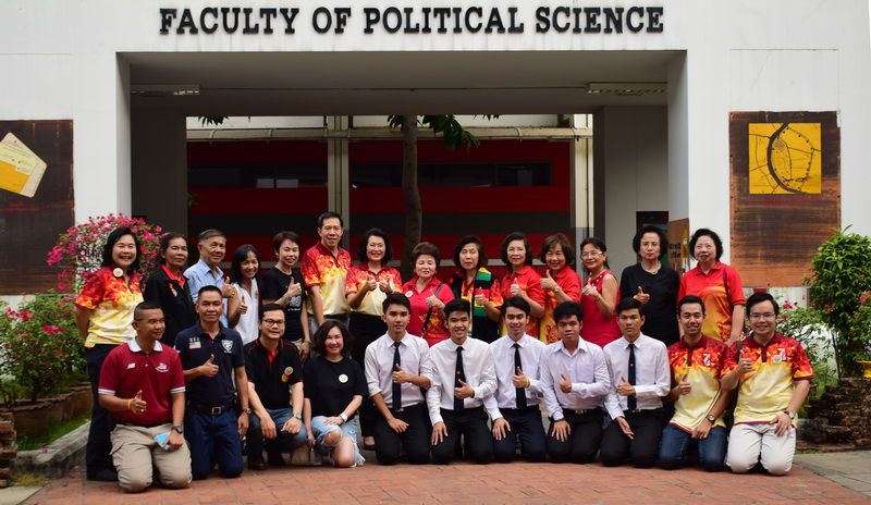 คณะ กก.จัดงานร่วมถ่ายภาพที่บริเวณหน้าคณะรัฐศาสตร์ มธ. ท่าพระจันทร์