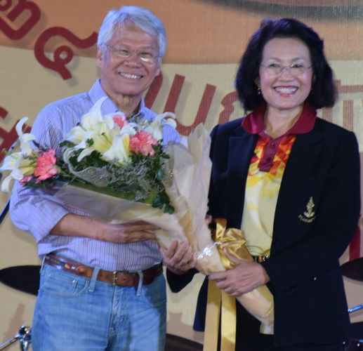 05.JPG

นายกสมาคมฯ มอบช่อดอกไม้แสดงความยินดีแก่ วิรัช อยู่ถาวร 
ศิลปินแห่งชาติ สาขาศิลปะการแสดง (ดนตรีสากล) ประจำปี 2560