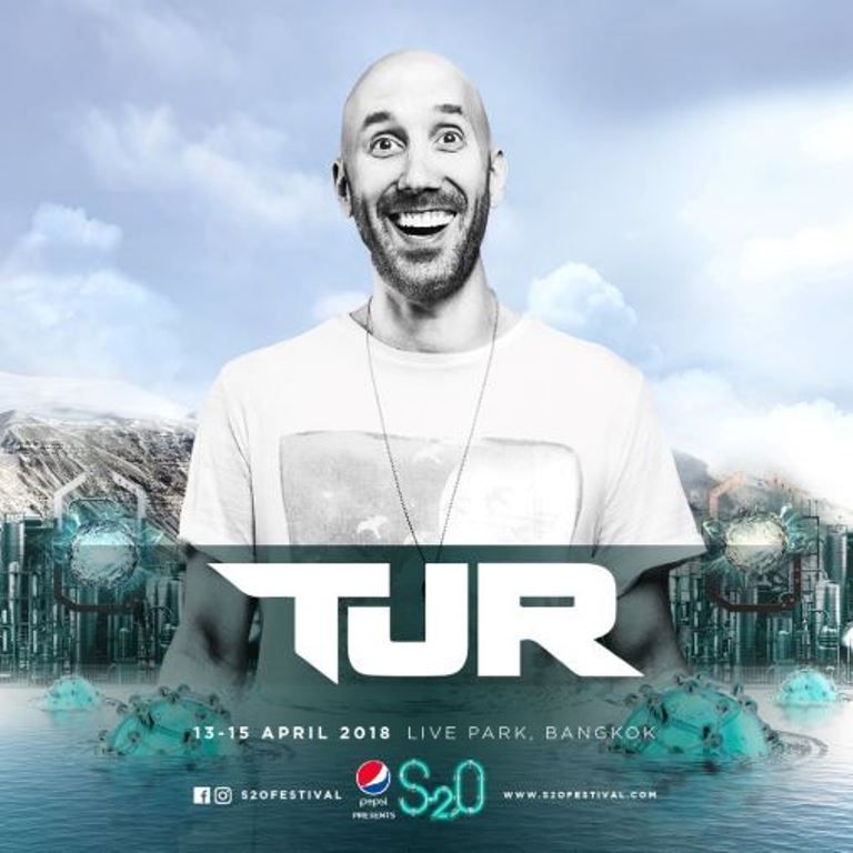 TJR ดีเจและโปรดิวเซอร์ชาวอเมริกัน กับผลงานเพลงฮิตติดชารต์ทั้งโลก ที่ใครๆต้องรู้จักกับเพลง Don\'t Stop The Party - Pitbull ft. TJR และอีกมากมาย อาทิ Ode To Oi , Funky Vodka, What\'s Up Suckaz