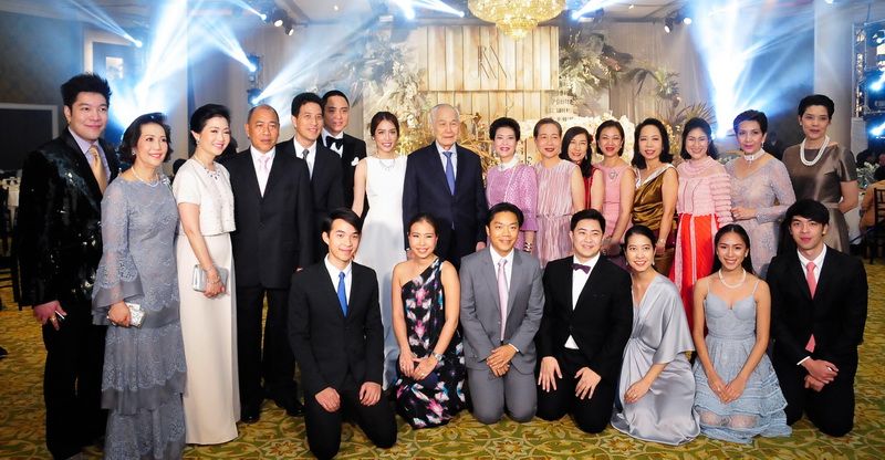 ญาติฝ่ายหญิง อานันท์ ปันยารชุนอดีตนายกรัฐมนตรี ร่วมแสดงความยินดีกับคุณแม่ฝ่ายหญิง พัฒนาวดี กรรณสูต และคู่บ่าว-สาวท่ามกลางเครือญาติรายล้อมอบอุ่น อาทิ วิภาดา โทณวณิก, พล.ต.ต.ชินภัทร-กนิษฐ์ สารสิน, 
พัชรดา ซอโสตถิกุล, วัลลิยาปังศรีวงศ์, การะเกด วหาวิศาล, สิรีอุดมฤทธิรุจ, พาสินี ลิ่มอติบูลย์,ชนิภา สารสิน, เพชรพริ้ง สารสิน, อมรา สารสิน