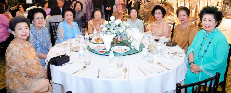 แขกผู้ใหญ่ ร่วมแสดง
ความยินดี (จากซ้าย) อรสา
เวชชาชีวะ, ท่านผู้หญิง
สุวรรณี พัฒน์พงศ์พานิช,
ท่านผู้หญิงถวิกา สารสิน, คุณหญิงมาลินี สารสิน,
พิมสิริ ณ สงขลา คุณยาย
เจ้าสาว, ท่านผู้หญิสุจิตคุณสารสิน, จารวี มาร์การิต้า,สุรางค์ รักตะกนิษฐ์