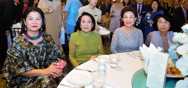 คุณยายฝ่ายชาย คุณหญิงประณีตศิลป์ วัชรพล กับ ท่านผู้หญิงวิระยา ชวกุล