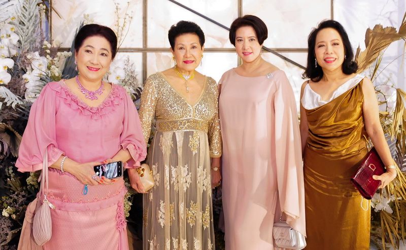 ท่านผู้หญิงวราพร ปราโมชฯ กับบุตรสาว มนทกานติ์
กฤดากร