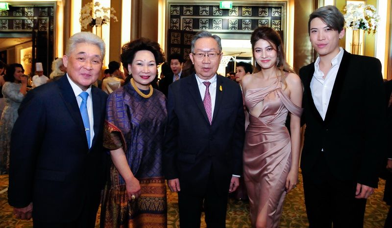 ประวิทย์-อรัญญา มาลีนนท์, สุทธิเกียรติ-ภัสสรกรณ์-มาร์กี้
จิราธิวัฒน์ 