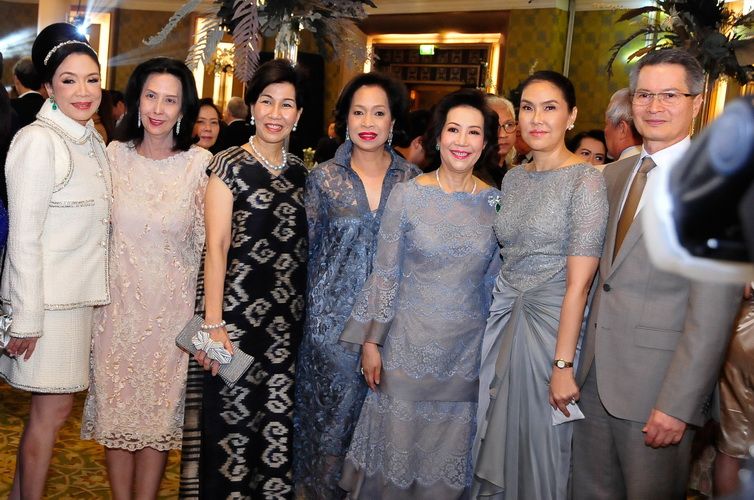 คุณแม่ฝ่ายหญิง พัฒนาวดี กรรณสูต ห้อมล้อมด้วยความยินดีจาก สุธัญญา บุญสูง, วิวรรณสารกิจปรีชา, นันดา ไกรฤกษ์, อัญมณี โชติกเสถียร และ จรัมพร โชติกเสถียร