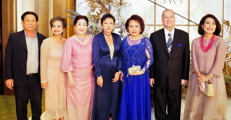 คุณแม่ฝ่ายชาย ยิ่งลักษณ์ วัชรพล กับ สมพงษ์-ภัทรภร วรรณภิญโญ,ผาณิต พูนศิริวงศ์, บัณพร-ชัยยศ เอี่ยมอมรพันธ์ และ พรรณประภา อินทรวิทยนันท์