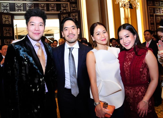 พ่อสื่อ กรุณ ซอโสตถิกุล กับเพื่อนๆ ประกาสิทธิ์-นภัสนันท์ 
พรประภา, ณัฐพร โทณวณิก