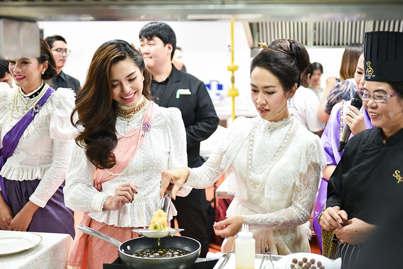 ปราง-กัญญ์ณรัณ วงศ์ขจรไกล และ มณีสุดา ศิลาอ่อน เวิร์กช็อปทำข้าวแช่ 
“สำรับ จริตไทย” 