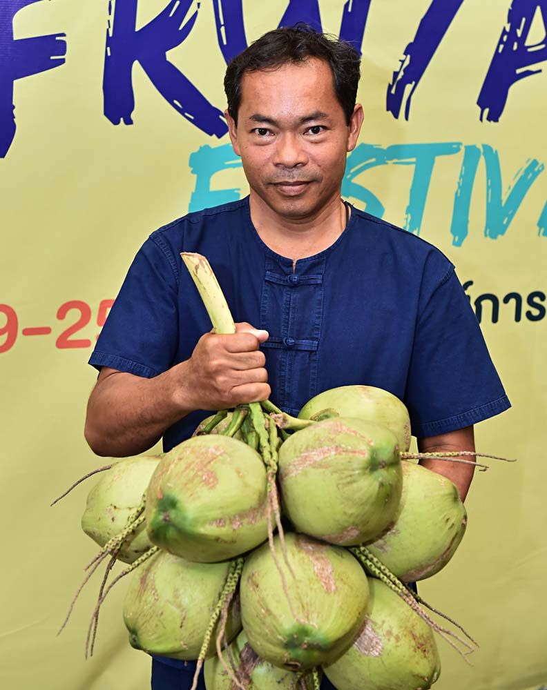 เจ้าของสวนมะพร้าวน้ำหอม จากไร่มหาสวัสดิ์ จ.นครปฐม ที่นำมะพร้าวน้ำหอมมาร่วมจำหน่าย