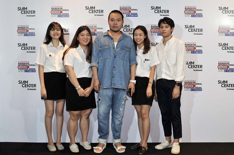 อ.สรพงษ์ งิ้วทอง นำทีมนักศึกษา ม.กรุงเทพแสดงผลงานการออกแบบ