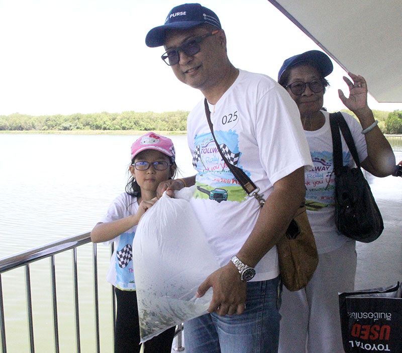 ครอบครัวผู้ใช้ทางร่วมกันปล่อยสัตว์น้ำ