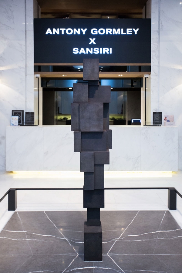 ประติมากรรม “LOOK” (ลุค) ผลงานของ แอนโทนี่ กอร์มลีย์