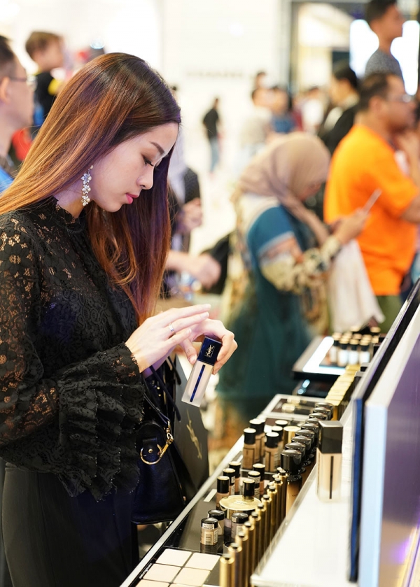 สาวๆ ร่วมสัมผัส YSL ALL HOURS FOUNDATION