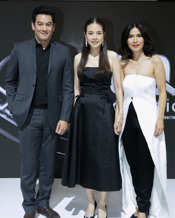 นวลพรรณ ล่ำซำ กับ ชาคริต แย้มนาม และ นันทิดา แก้วบัวสาย