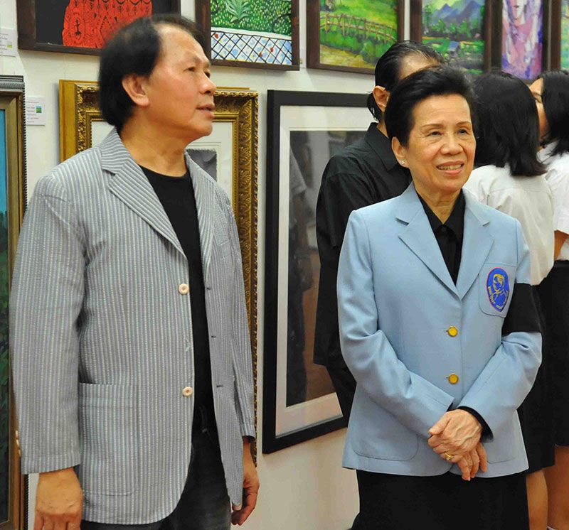อ.ปัญญา วิจินธนสาร นำ คุณหญิงวรรณาสิริวัฒนภักดี ชมผลงานของอดีตนิสิต-นักศึกษา