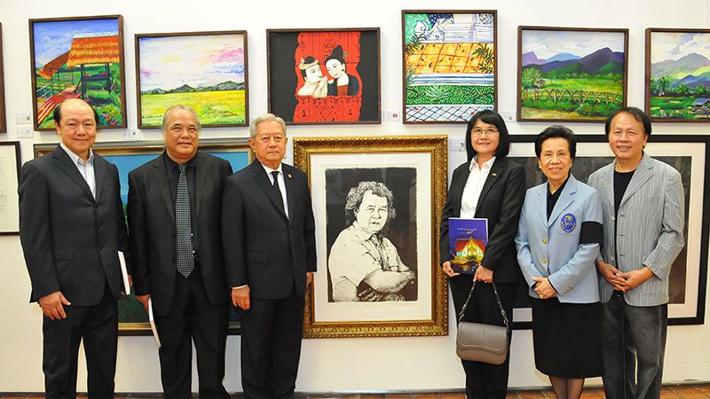 นลินี งานเศรษฐมาศ และสามี ถ่ายรูปหมู่กับประธานในพิธี และ คุณหญิงวรรณา สิริวัฒนภักดี หน้าผลงานที่จองที่มีชื่อว่า “อ.นน”