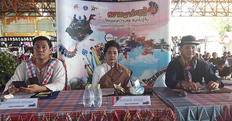 คณะ กก. ประกวดอีสานซูเปอร์โชว์ ในโครงการสวนสยามคลายทุกข์น้ำท่วมชาวอีสาน เอกลักษณ์ สังข์สุวรรณ์, ดร.กาญจนีย์ สว่างกัลป์ และ สุริยา ชินพันธุ์