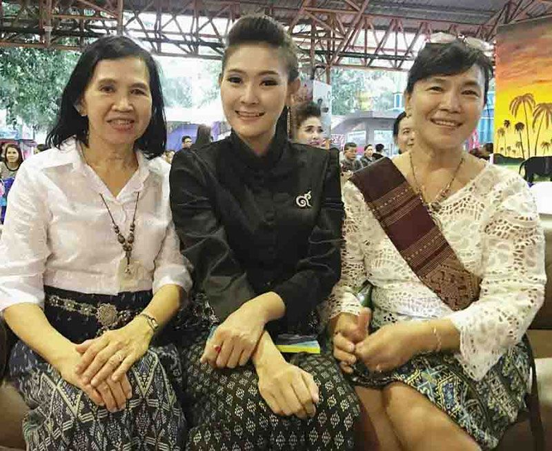 พรศรี จันทรขัมมา ผจก.ฝ่าย ปชส. สยามพาร์คซิตี้ สวนสยาม, ไอยรินทร์ พันฤทธิ์ พิธีกร และ สุนีย์ ธิติยพัฒน์