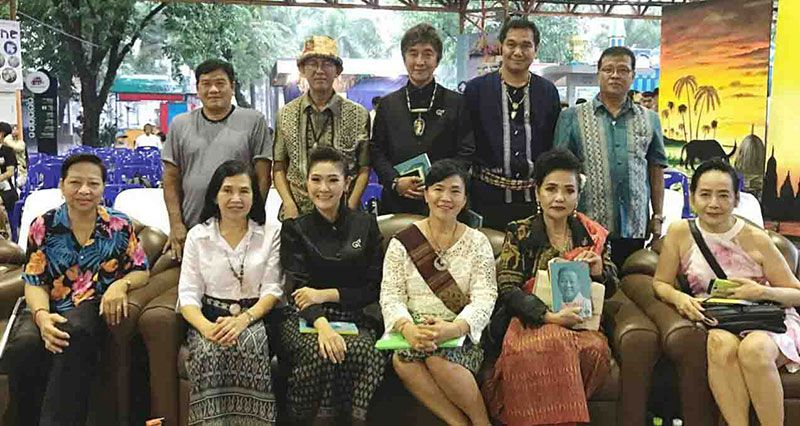 ร่วมกันถ่ายภาพเป็นที่ระลึก