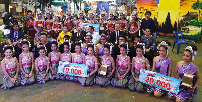 ผู้ชนะการประกวดอีสานซูเปอร์โชว์ อันดับที่ 1-3 ที่ 1 สถาบันรักษ์ไทย เขตคันนายาว, ที่ 2 โรงเรียนมัธยมนาค นาวาอุปถัมภ์ และที่ 3 บ้านอินทนิลรำไทย