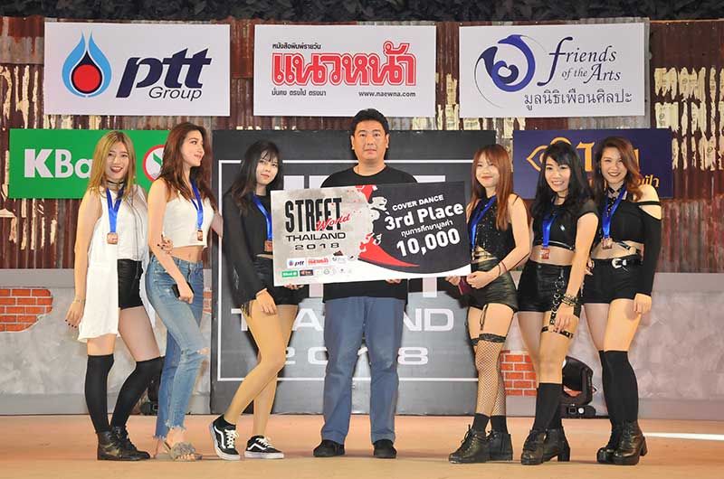 ทีม D.WICE - รองชนะเลิศอันดับ 2  รับทุนการศึกษา 10,000 บาท พร้อมเหรียญรางวัล