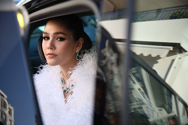 “ชมพู่-อารยา” เปิดตัวลุคที่ 3 บนพรมแดง ที่เทศกาลภาพยนตร์นานาชาติเมืองคานส์ ด้วยชุดสวยหรูทันสมัยแปลกตากว่าที่เคยสวมมา ตกแต่งขนนกสีขาวทั้งตัว จากแบรนด์ ASHI ส่วนเครื่องประดับก็ไม่มีออมมือ เลือกชุดเด็ดเครื่องประดับมรกต น้ำหนักโดยรวมกว่า 100 กะรัต จากแบรนด์ “โชพาร์ด” (Chopard)

