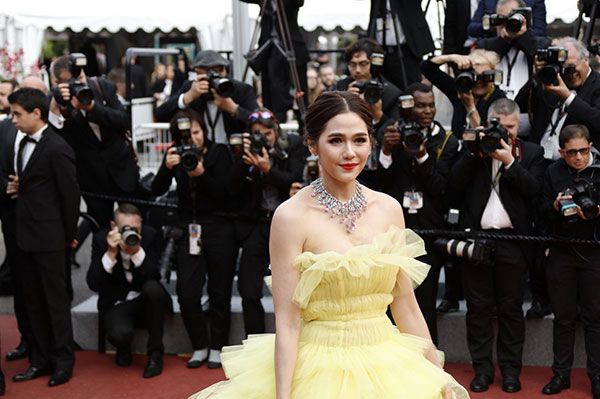 มาถึงลีลาการทิ้งทวนสุดเริ่ด “ชมพู่-อารยา” เลือกโดดเด่นให้เป็นที่จดจำด้วยเดรสฟูฟองสีเหลืองสดอารมณ์      เจ้าหญิงในเทพนิยายสุดโรแมนติก จากแบรนด์ “ฌามบัตติสตา วาลลี กูตูร์” (Giambattista Valli Couture) ส่วนจิวเวลรี่สวยแฟนตาซีไม่แพ้กัน ด้วยสร้อยคอแสนหวานที่ประกอบด้วย คันไซต์ (Kunzite) 153 กะรัต, เบริล (Beryl) 18 กะรัต,            แทนซาไนต์ (Tanzanite) 34 กะรัต และ เพชร 27 กะรัต จาก “โชพาร์ด” (Chopard) ขอเสียงปรมมือรัวๆ ให้กับ “ชมพู่” เพื่อความสวยระดับแม่ และดีกรีเพชรระดับโลก 