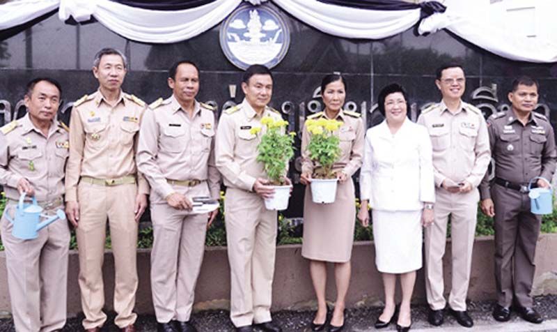 กอบกาญจน์ วัฒนวรางกูร รมว.กระทรวงการท่องเที่ยวและกีฬา พร้อมด้วย พงษ์ภาณุ เศวตรุนทร์ ปลัดกระทรวงการท่องเที่ยวและกีฬา ผู้บริหาร ข้าราชการ เจ้าหน้าที่ ร่วมกันทำกิจกรรมปลูกต้นดาวเรือง
