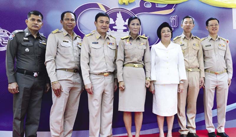 กอบกาญจน์ วัฒนวรางกูร รัฐมนตรีว่าการกระทรวงการท่องเที่ยวและกีฬา พร้อมด้วย พงษ์ภาณุ เศวตรุนทร์ ปลัดกระทรวงการท่องเที่ยวและกีฬา ผู้บริหาร ข้าราชการ เจ้าหน้าที่ ร่วมกันถ่ายภาพเป็นที่ระลึก