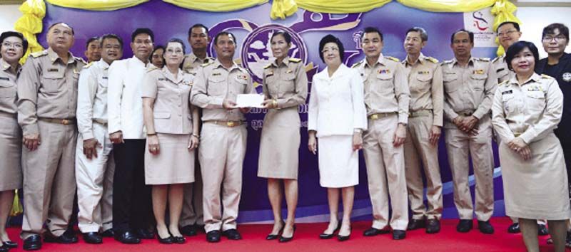 รับมอบของบริจาคอุปกรณ์การกีฬา เพื่อนำไปมอบให้แก่โรงเรียนที่ขาดแคลนต่อไป