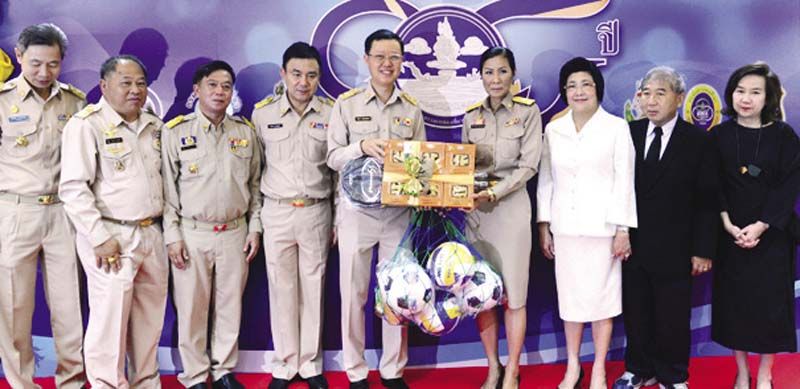 รับมอบของบริจาคอุปกรณ์การกีฬา เพื่อนำไปมอบให้แก่โรงเรียนที่ขาดแคลนต่อไป