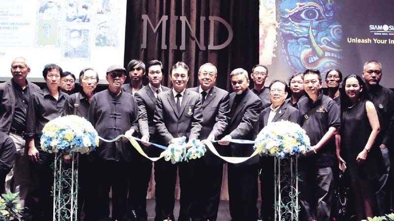 โฆษิต อักษรชาติ รองผอ.สำนักวัฒนธรรมกีฬาและการท่องเที่ยว ประธานในพิธี พร้อมด้วย ขรรค์ ประจวบเหมาะ ประธานมูลนิธิช่วยคนตาบอดแห่งประเทศไทยฯ, อรนิศวร์ เพชรวงศ์ศิริ ผู้ริเริ่มในการจัดนิทรรศการ, ประณัย พรประภา ผู้บริหารโรงแรมสยาม แอท สยาม ดีไซน์ โฮเต็ล กรุงเทพฯ, กล้า กิจการ ที่ปรึกษาโรงแรม และศิลปินร่วมกันตัดริบบิ้นเปิดงาน