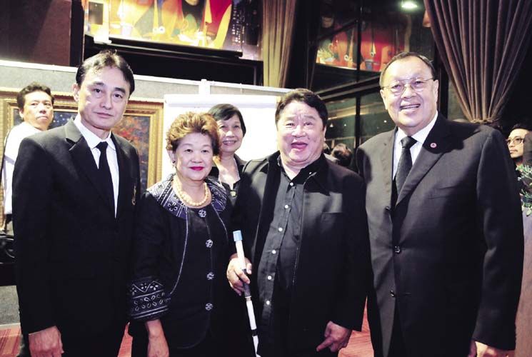 โฆษิต อักษรชาติ, ขรรค์ ประจวบเหมาะ ร่วมถ่ายภาพกับผู้ที่ชนะการประมูลภาพ สมชาย ปัญญ์เอกวงศ์ และภริยา