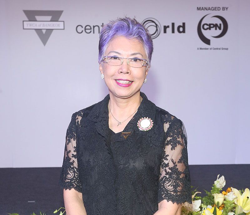 ลานทิพย์ ทวาทศิน