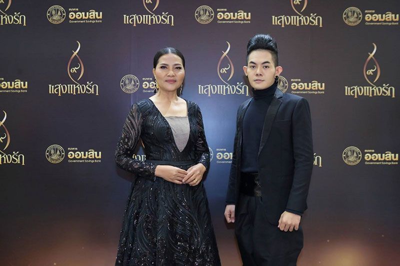 สองศิลปินผู้ขับร้องเพลง “แสงแห่งรัก” สุนารี ราชสีมา และ ธชย ประทุมวรรณ