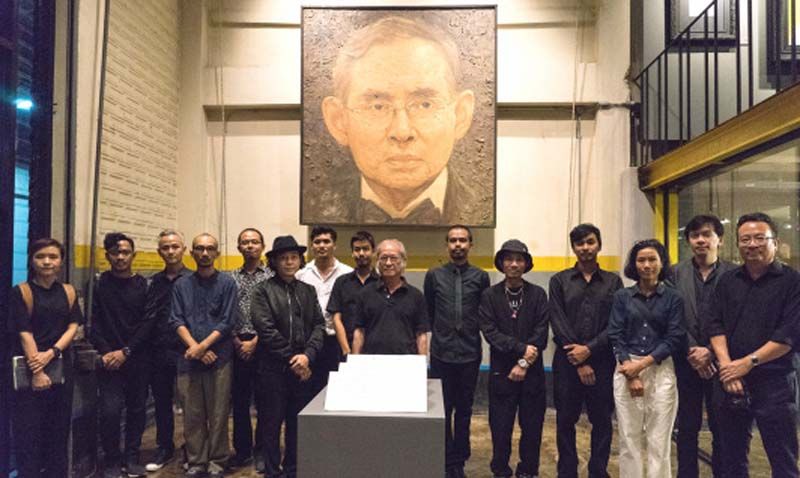 ส่วนหนึ่งของศิลปิน ที่ร่วมกันจัดนิทรรศการ “ในหลวงในดวงใจ”
