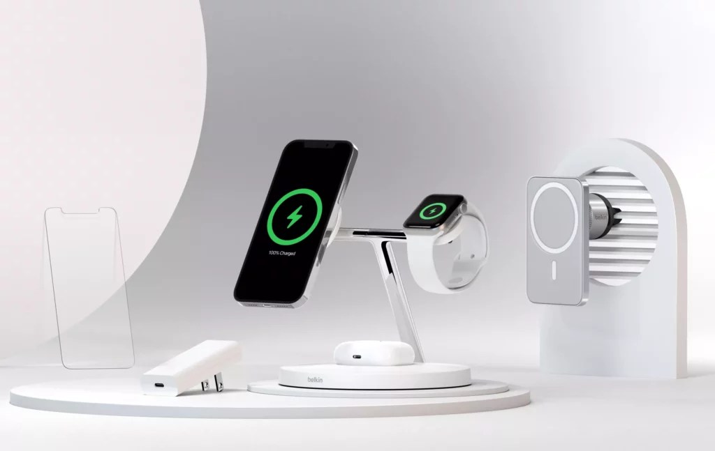 摺疊 iPhone Ultra 展開後的超薄機身與無磁吸圈背蓋設計。