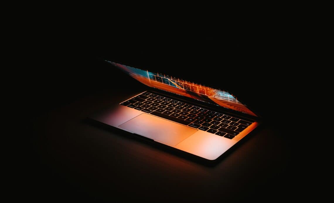工作人員在攝影棚拍攝 MacBook Neo 實體模型
