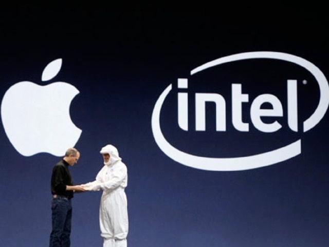 手指觸碰 MacBook 螢幕，系統選單隨指尖位置放大。