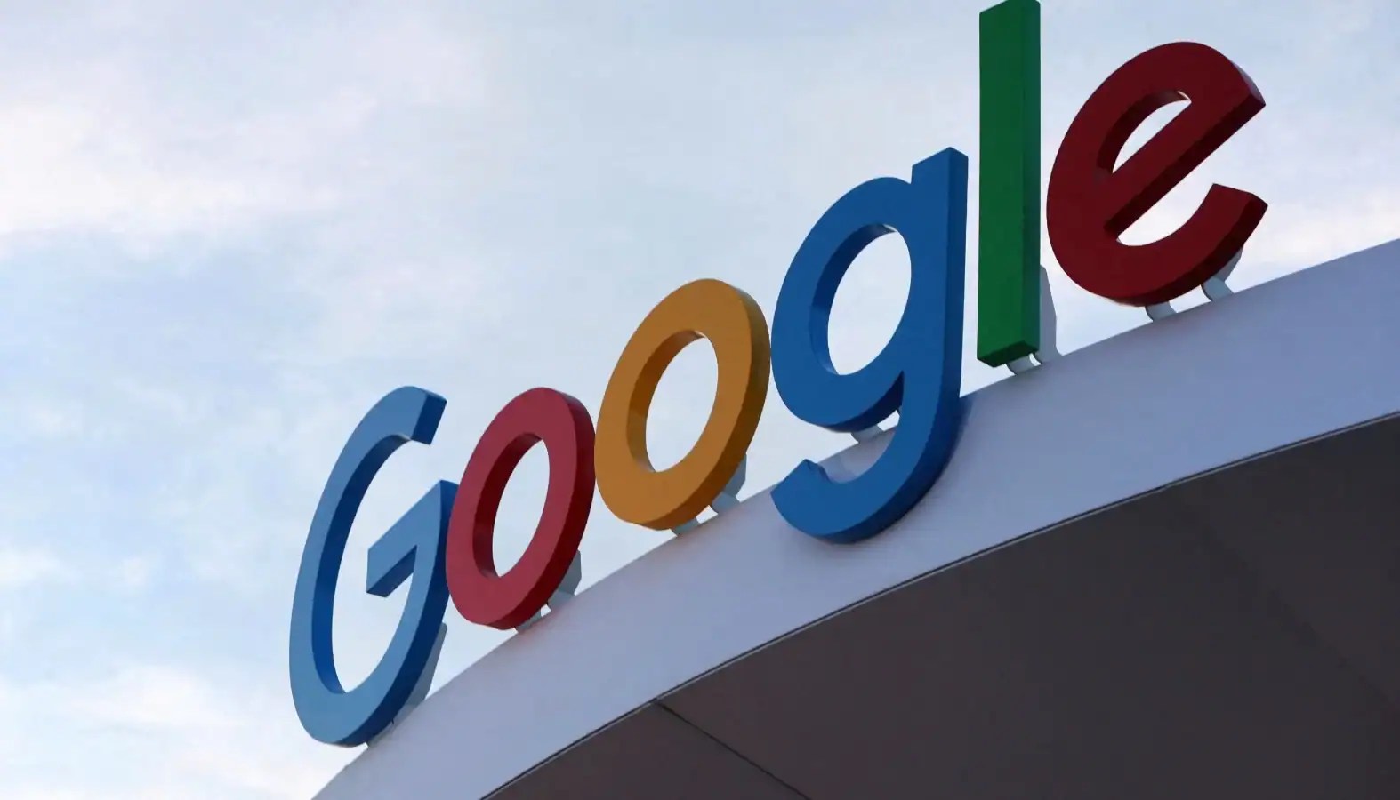 智慧型手機顯示具有柔和漸變色與流體造型的新版圖示