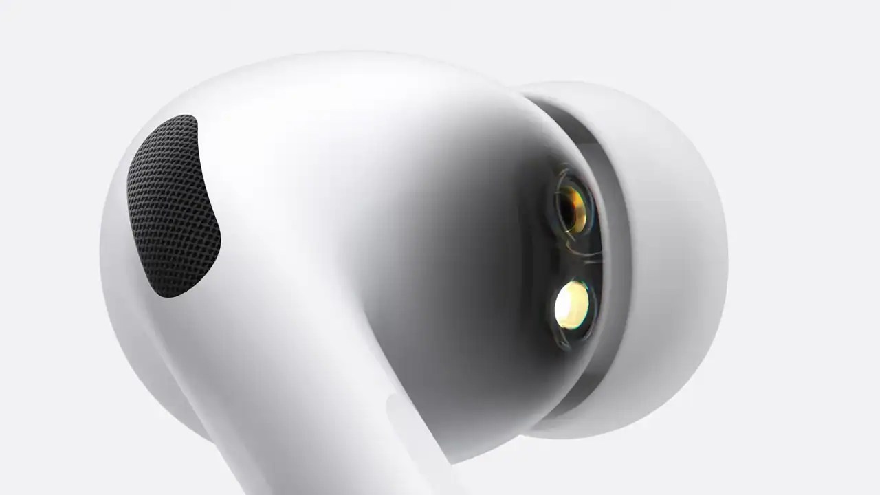 配戴內建微型相機的耳機，展現 Siri 視覺智慧辨識功能。