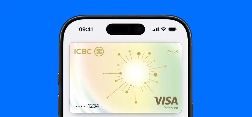 特製讀卡機靠近鎖定的 iPhone，利用筆電截取支付資訊。