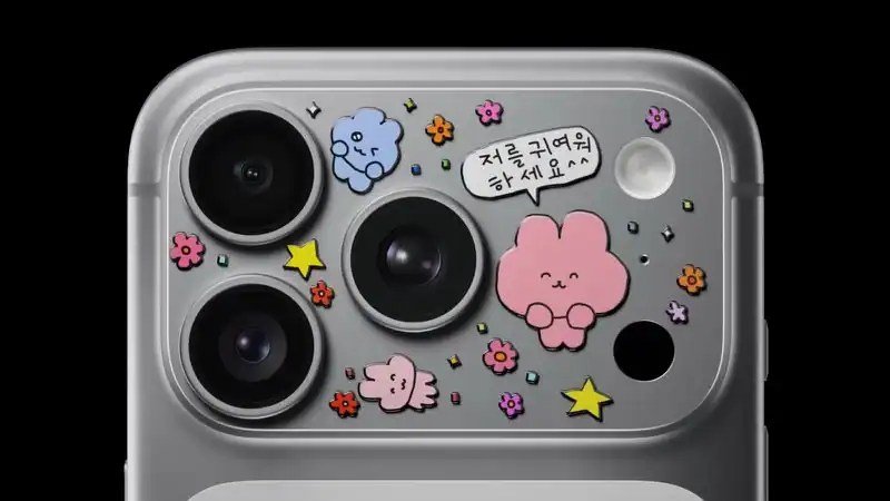iPhone 17 Pro 鏡頭區貼有繽紛客製化貼紙