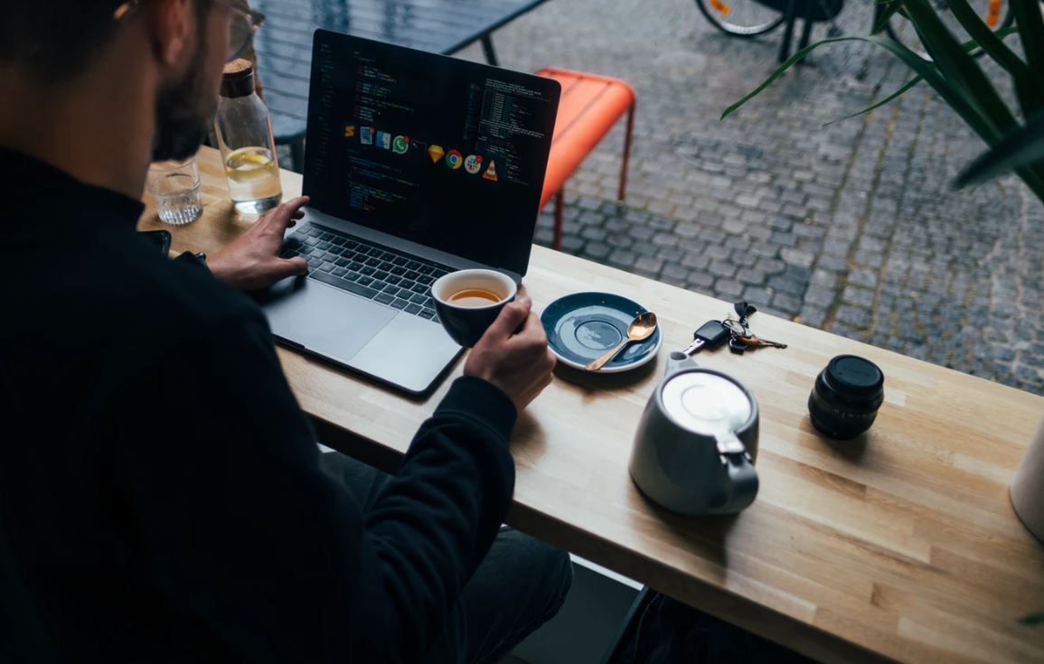 Arriva L'app Per Prenotare Un Posto Di Lavoro In Caffetteria A Milano. E Il Suo Inventore Ha 26 Anni - L'intervista - Open 735_x_1155_jpg