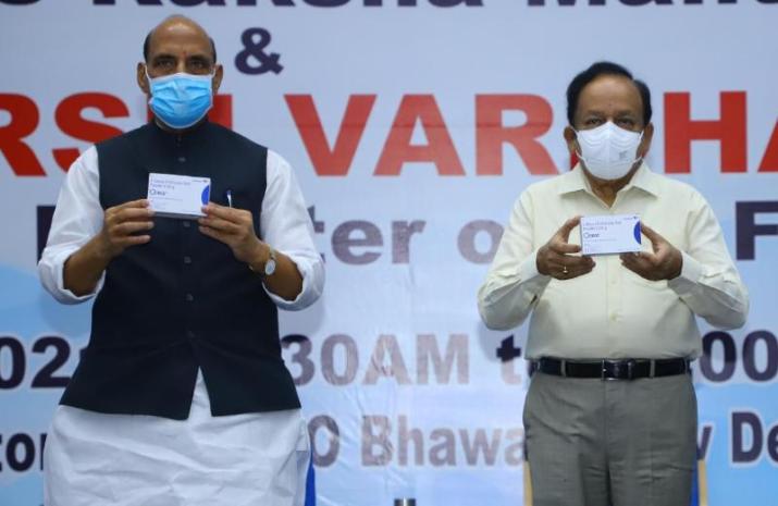 रक्षा मंत्री राजनाथ ने डीआरडीओ विकसित कोविड - प्रतिरोधी दवा की पहली खेप लॉन्च की, स्वास्थ्य मंत्री डॉ. हर्षवर्धन को सौंपी 2