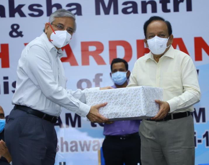रक्षा मंत्री राजनाथ ने डीआरडीओ विकसित कोविड - प्रतिरोधी दवा की पहली खेप लॉन्च की, स्वास्थ्य मंत्री डॉ. हर्षवर्धन को सौंपी 4